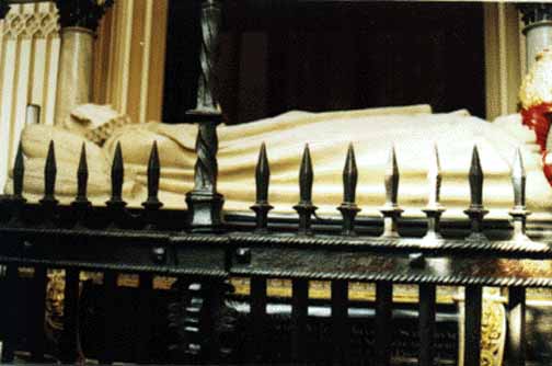 Side view of Mary's tomb in Westminster Abbey