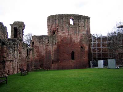 Inside the courtyard with the old Donjon